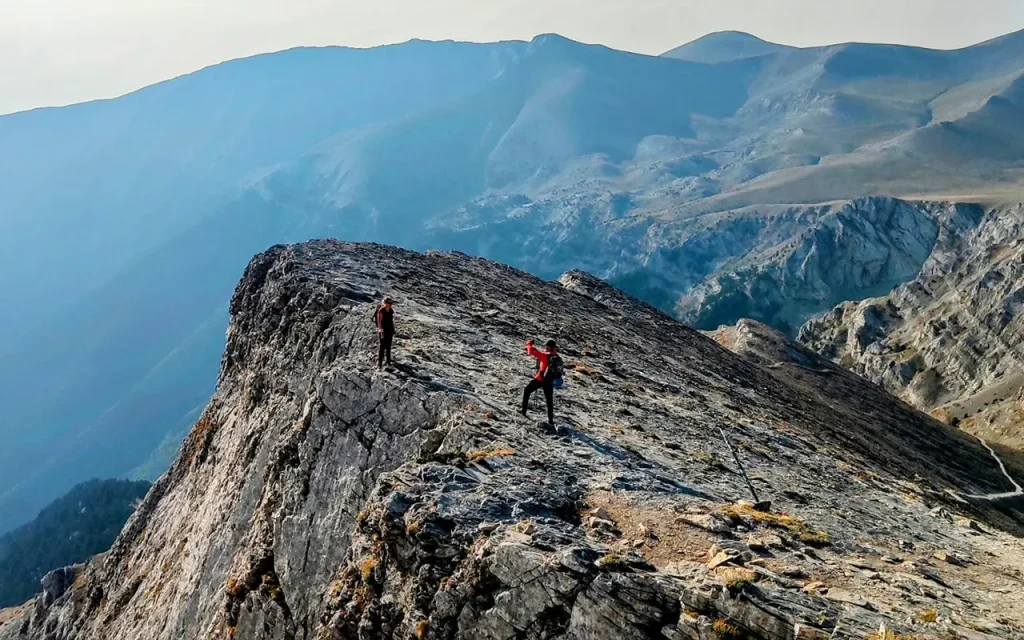По билото преди SKIATO Trip Greece - Скала в национален парк Олимп